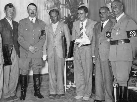 http://4.bp.blogspot.com/-G1N1iNXP8-E/Te2cEknSxtI/AAAAAAAAAJ4/EzxCkPLAuq4/s1600/harrergeehrt1938_mit%2BHitler.jpg