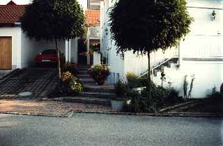 Eingangsbereich mit gepflastertem Carport