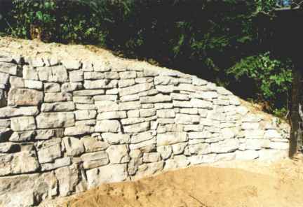 Natursteinmauer aus Kalksandstein