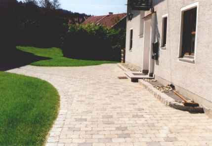 Vorplatz mit Logo-Pflaster