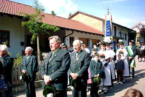 Trachtler beim Gebet