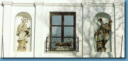 Figuren ber dem Eingangsportal