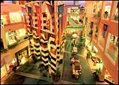 Konsumparadies in Pastell: das Horton Plaza in San Diego