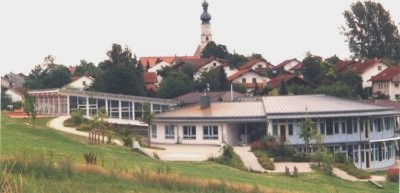 Schule Oberbergkirchen von Westen