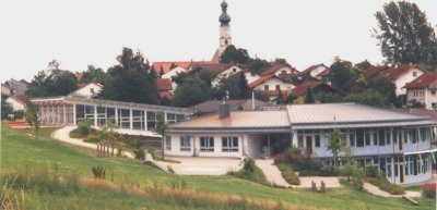 Schule Oberbergkirchen von Westen